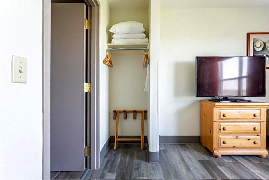 Lancaster Inn & Suites