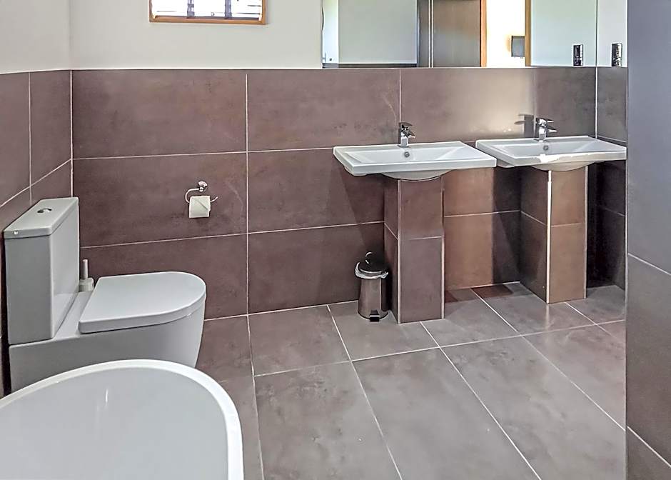 Cherry Bird Lodge Escape