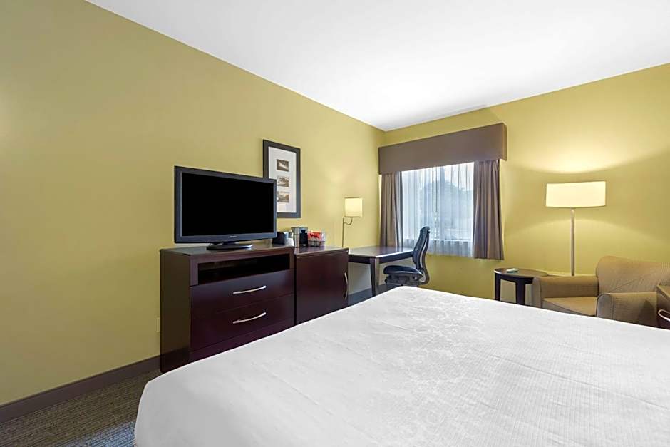 Best Western Plus Plaza By The Green