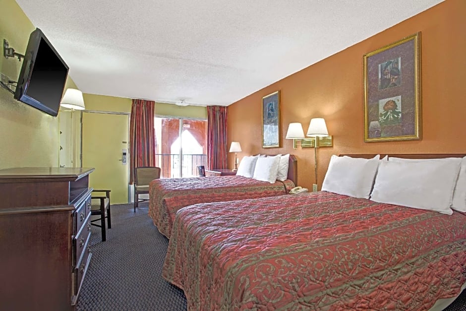 Days Inn by Wyndham Benson