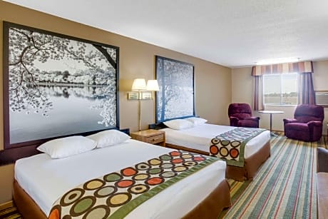 1 King Bed and 2 Queen Beds, One-Bedroom, Suite, Non-Smoking