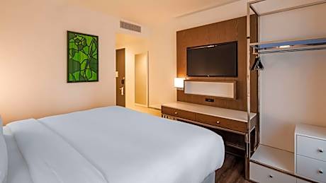Queen Room with Roll-In Shower - Mobility Accessible/Non-Smoking