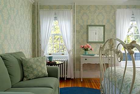 Room 4 - Estate Queen Room