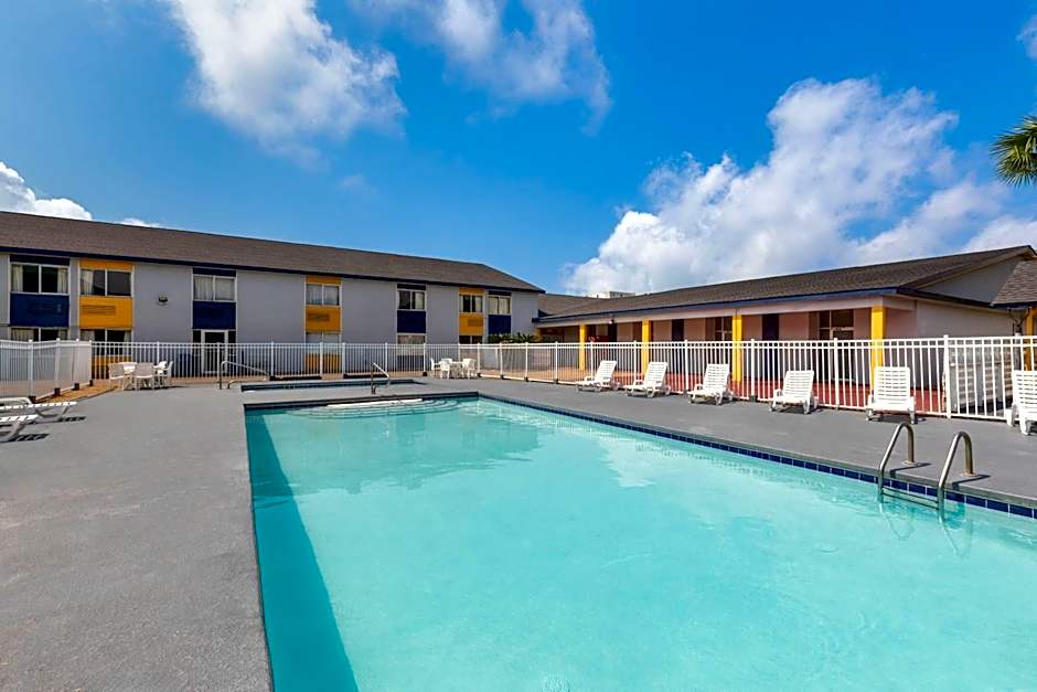 Super 8 by Wyndham Biloxi at the Beach
