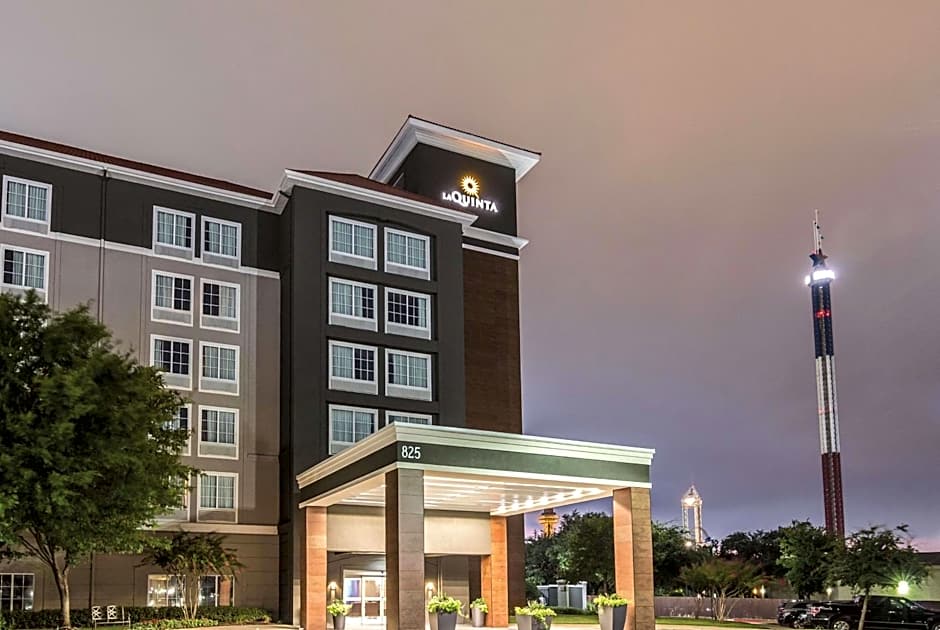 La Quinta Inn & Suites by Wyndham Arlington North Six Flags Drive