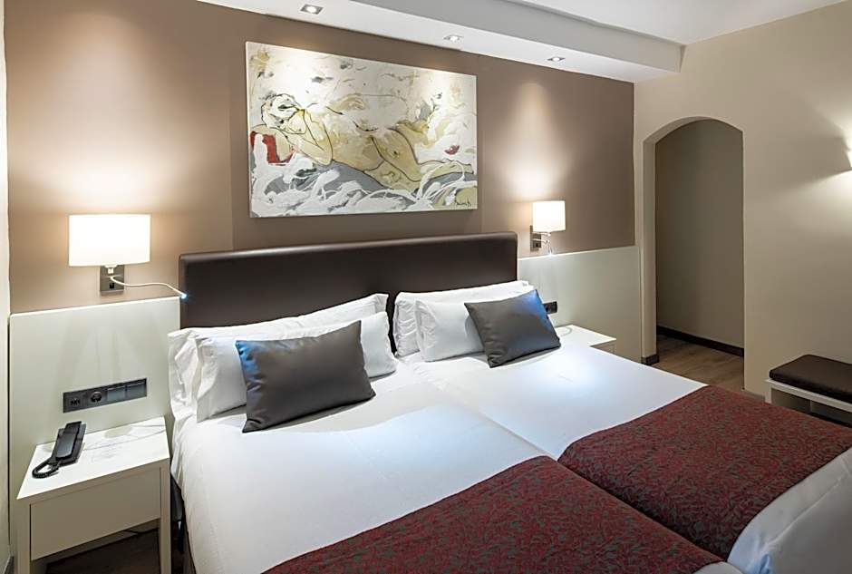 Catalonia Castellnou Hotel