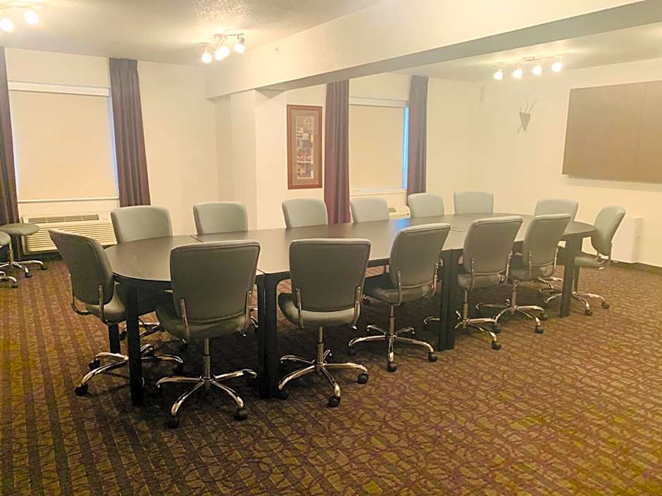 Ramada by Wyndham Red Deer Hotel and Suites