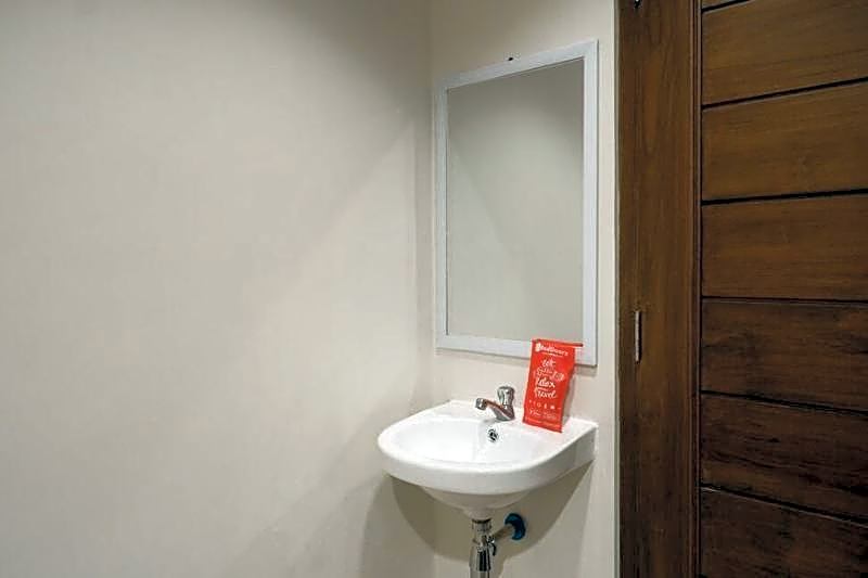 RedDoorz @ Losari Area 2 Makassar