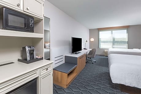 2 DOUBLE BEDS HEARING ACCESS W/ROLL-IN SHOWER