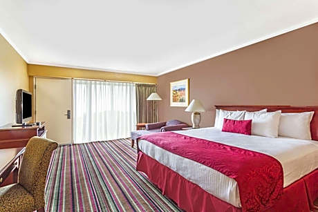 Deluxe King Room - Non-Smoking