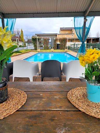 Country Gardens Motel