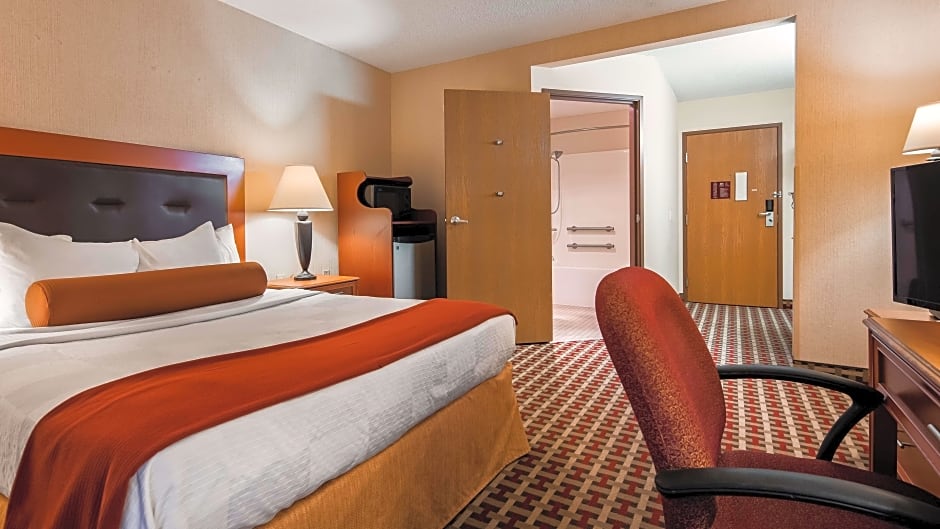 Photo 1 of 4 of 1 Queen Bed, Hearing/Mobility Accessible, Bathtub
