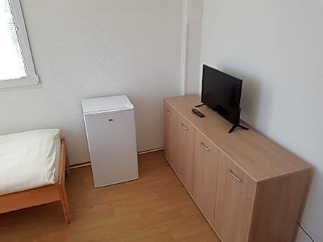 Room 8 : Basic Triple Room