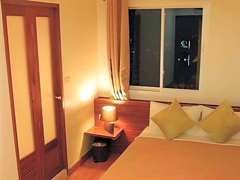 White House Asoke Sukhumvit 18