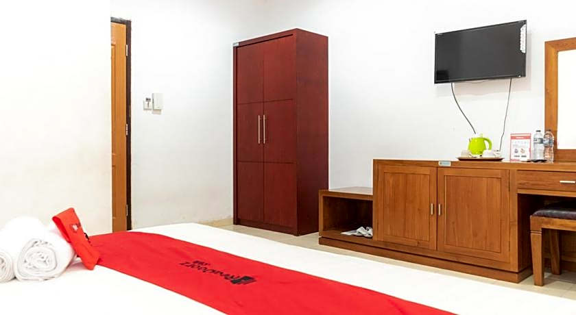 RedDoorz Plus Syariah near Java Supermall Semarang 2