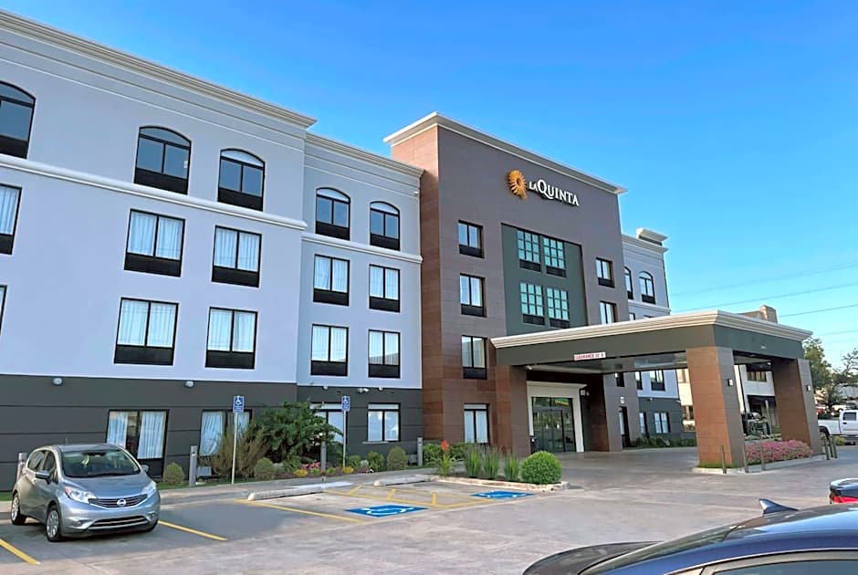 La Quinta Inn & Suites by Wyndham Tulsa Midtown