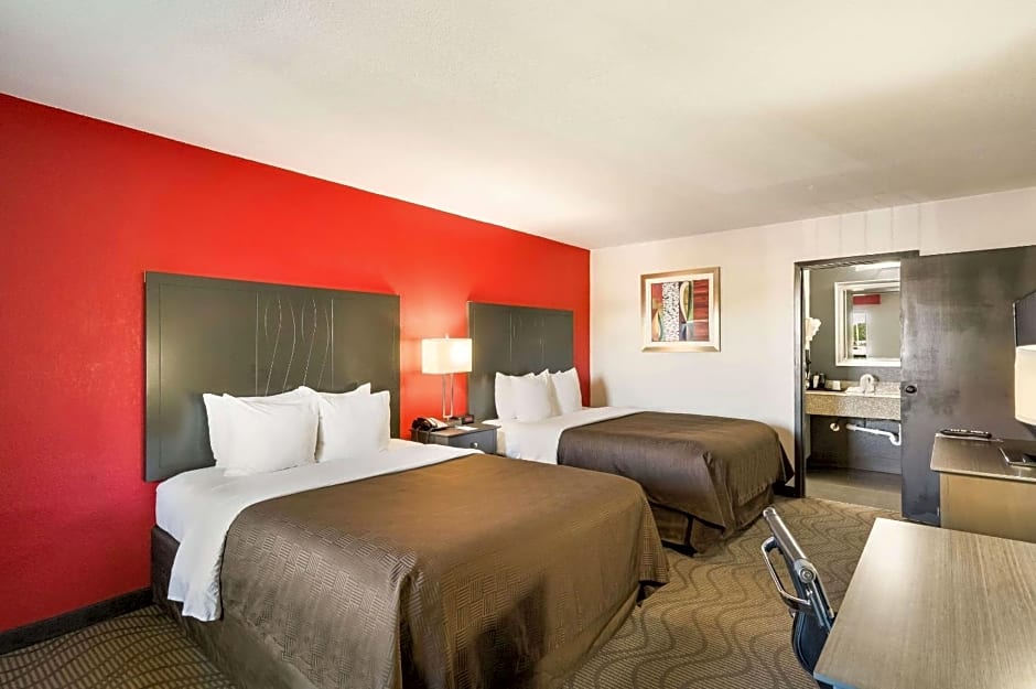 Clarion Inn & Suites Russellville I-40