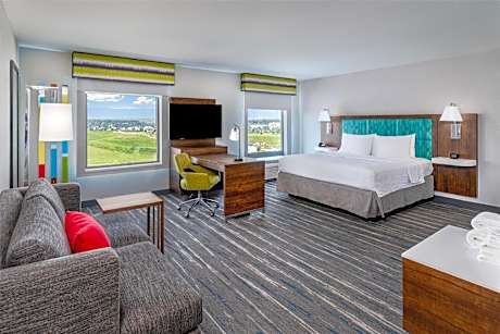 1 King Mobility Accessible W/ Tub Nonsmoking Microwave/fridge/hdtv/wet Bar Free Wi-fi/sofabed/work A