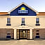 Days Inn & Suites by Wyndham Sellersburg