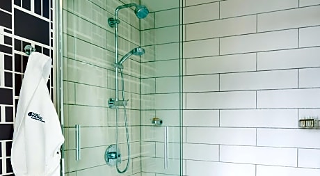 One-Bedroom Suite - Hearing Accessible with Roll-In Shower