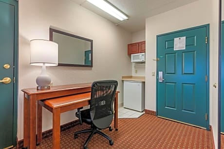 Junior Queen Suite