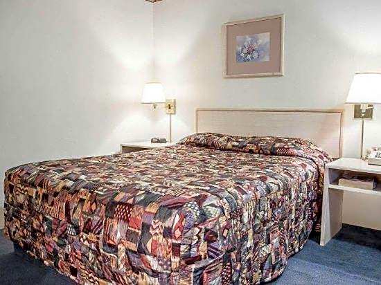 Rodeway Inn & Suites