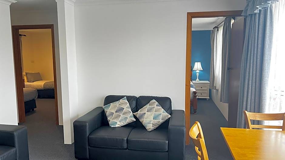 Regatta Point Tavern & Holiday Villas