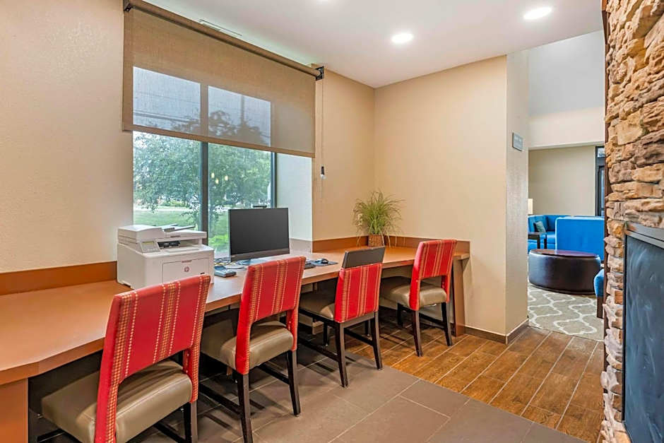 Comfort Suites East Lincoln - Mall Area