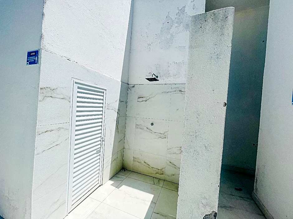 Apto Térreo com 2 quartos (ambos com ar split), sendo 1 suíte, internet privativa 300MBPS, no Residencial Vila Regina, condominio com piscina e área gourmet bem próximo a praia de Taperapuã