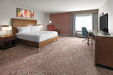 1 King Mobility Accessible W/bathtub Comp Wifi-hi Def.flat Screen Tv Fridge-pod Coffee Brewer