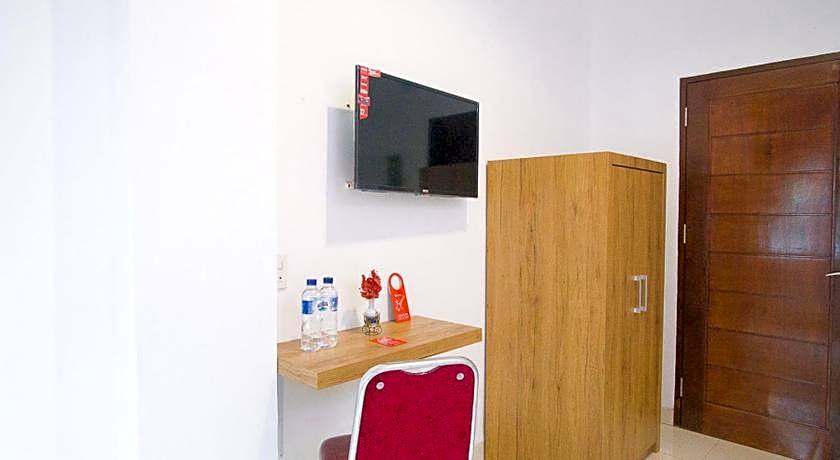 RedDoorz @ RS Adam Malik Medan