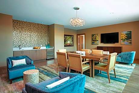 Patio, 1 Bedroom Deluxe Suite, 1 King, Pool access, Patio