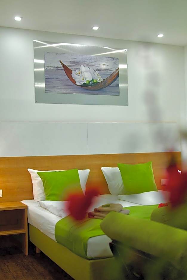 B&B Outlet Hotel - Metzingen - Bad Urach - Free Parking