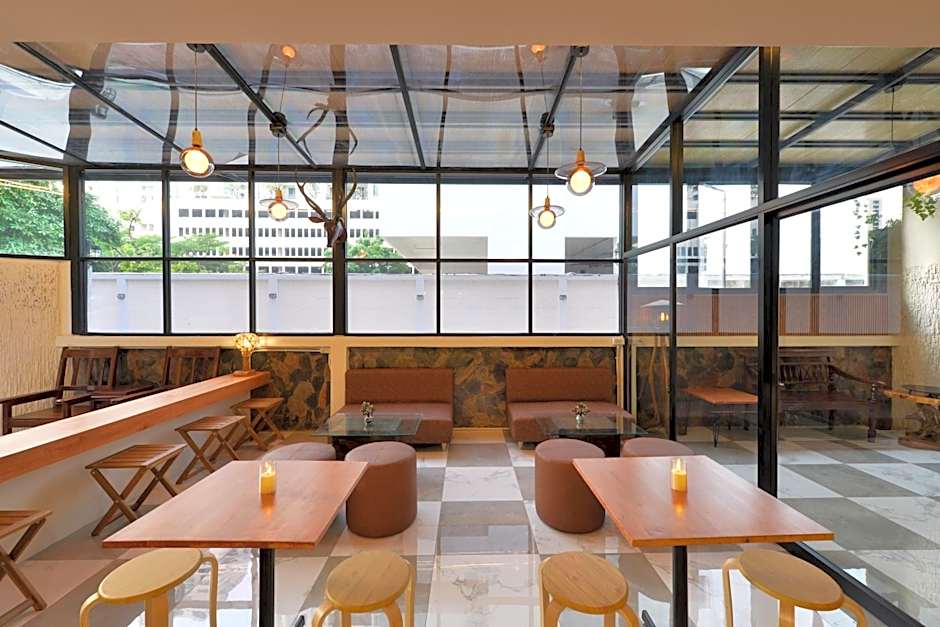 Ratchathewi Hyde Away