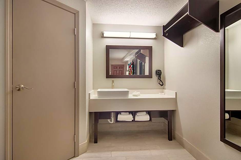 Red Roof Inn PLUS & Suites Erie