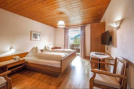 Double Room with Balcony and Garden View