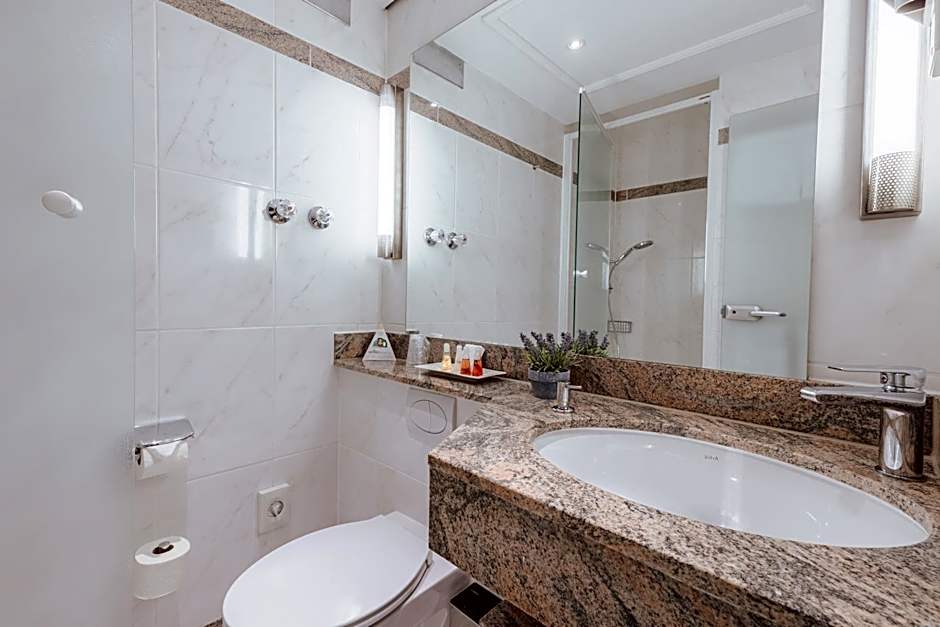 Kings Hotel First Class