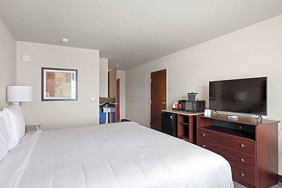 Photo 1 of 9 of 1 King Bed Guestroom, Accessible