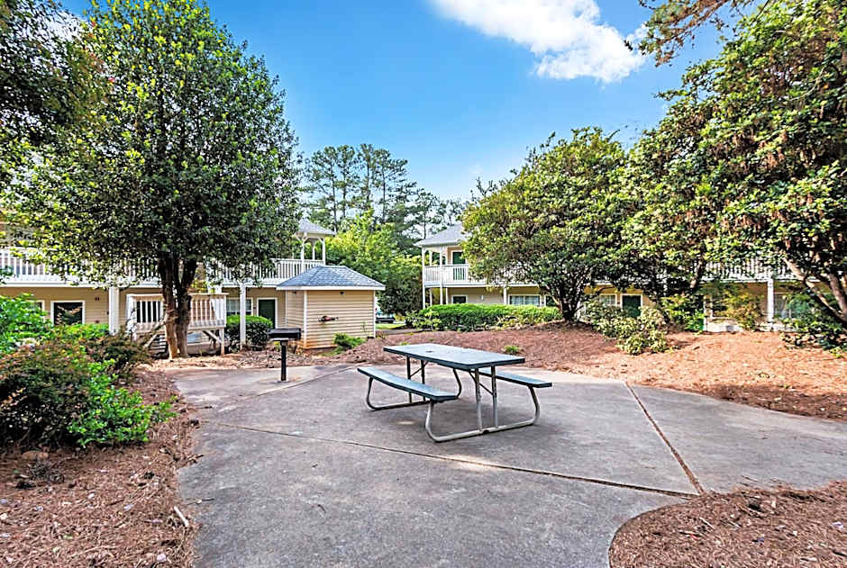 HomeTowne Studios by Red Roof Atlanta - Lawrenceville