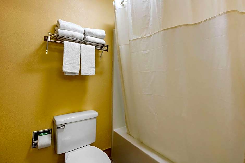 Quality Inn & Suites Montgomery East Carmichael Rd