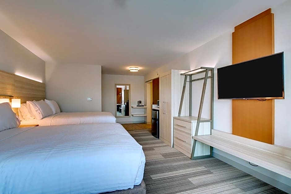 Holiday Inn Express & Suites Galesburg, an IHG Hotel