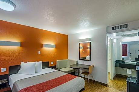 1 QUEEN BED | MOBILITY ACCESSIBLE TUB NSMK