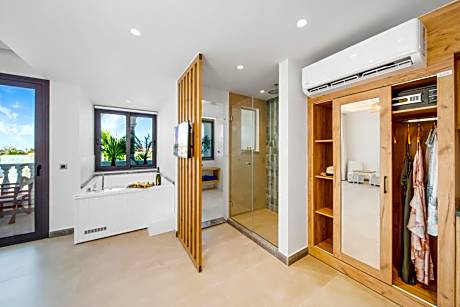 Executive Suite with Hot Tab
