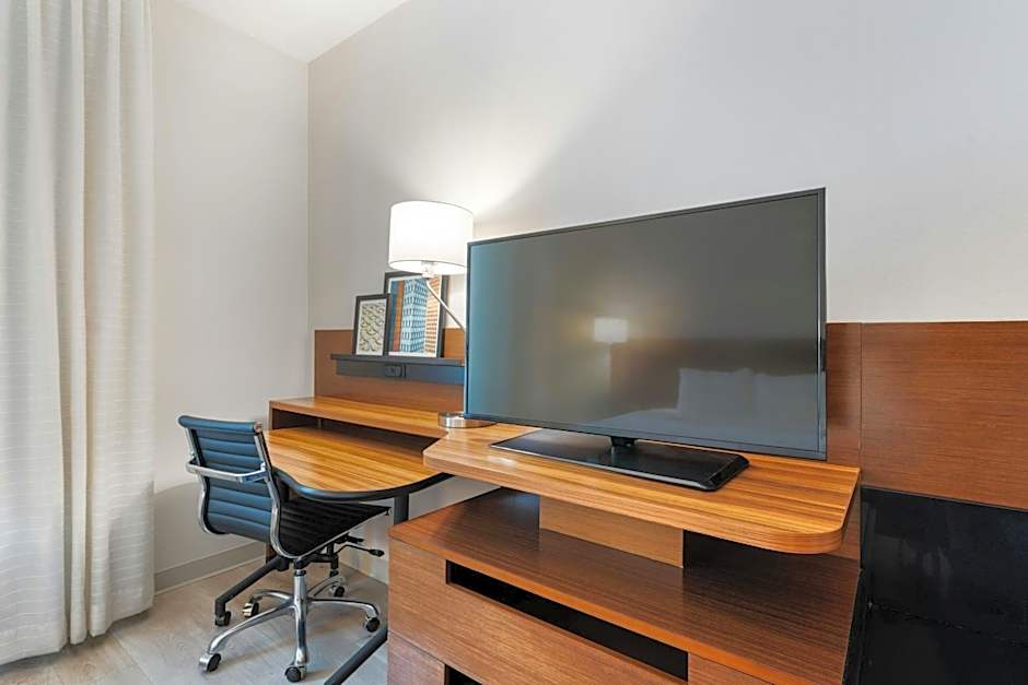 Photo 1 of 5 of 1 King Bed, Hearing Accessible