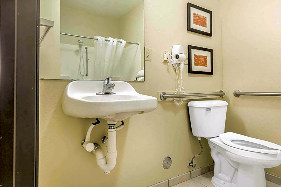 Comfort Inn & Suites East Moline near I-80