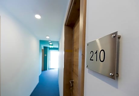 Single Room (4.6 ft Bett)