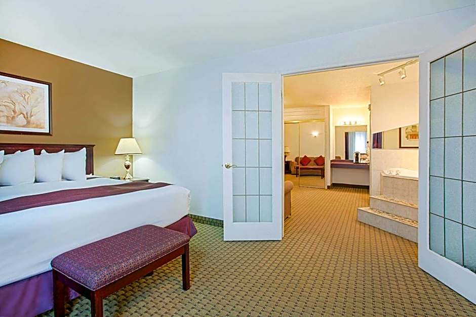 Ramada by Wyndham Red Deer Hotel and Suites