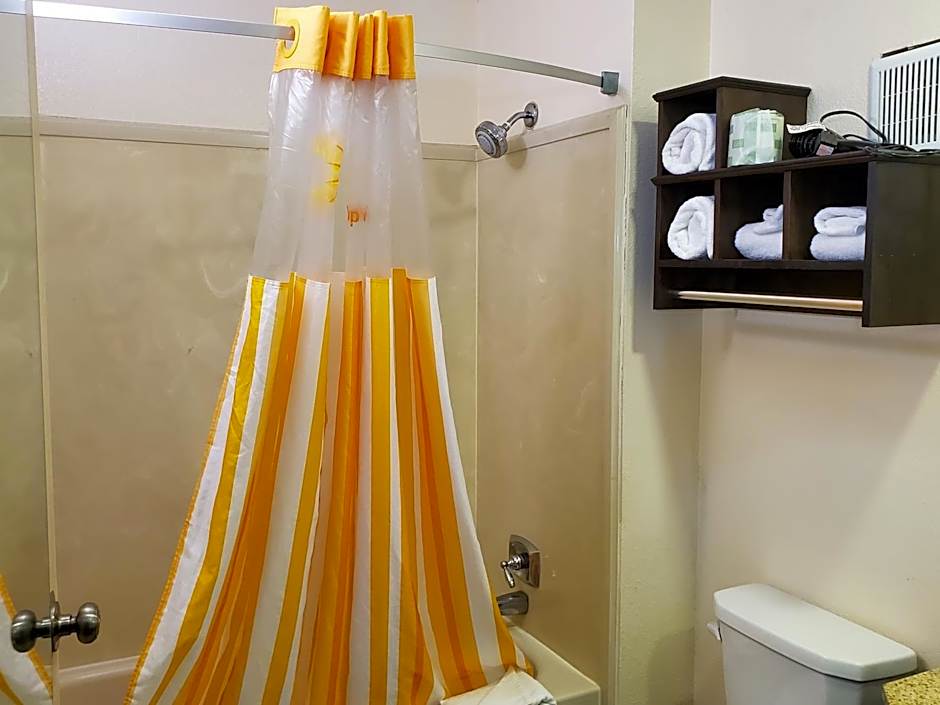 La Quinta Inn & Suites by Wyndham Memphis Airport Graceland