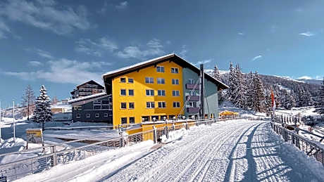Basekamp Mountain Budget Hotel