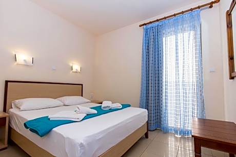 Apartment with Pool View